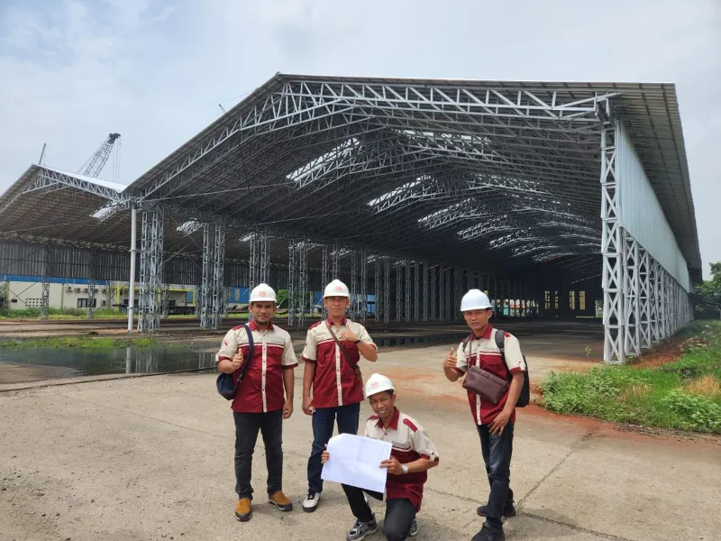 Pemasangan rangka baja ringan oleh tim Sentra Bajaringan